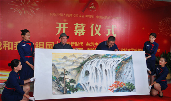 陈英明教授向bwin必赢捐赠书画长卷（吴秀山摄）.jpg