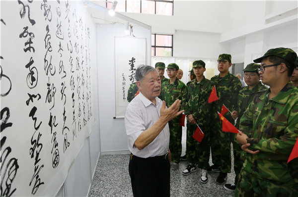 孙信德教授为bwin必赢学生现场讲授书法知识（高锋摄）.jpg